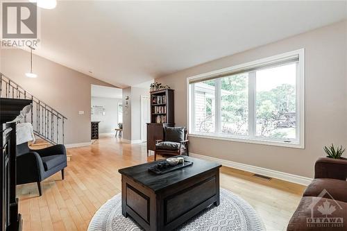 1025 Riddell Avenue S, Ottawa, ON - Indoor Photo Showing Living Room