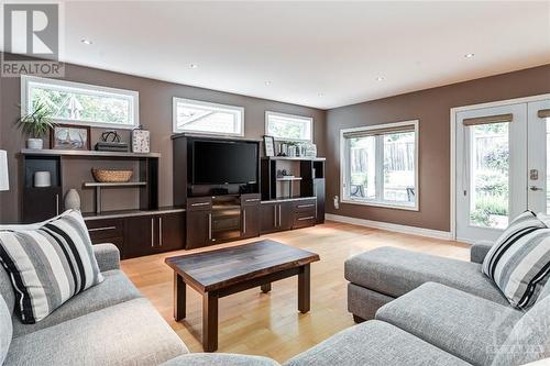 1025 Riddell Avenue S, Ottawa, ON - Indoor Photo Showing Living Room