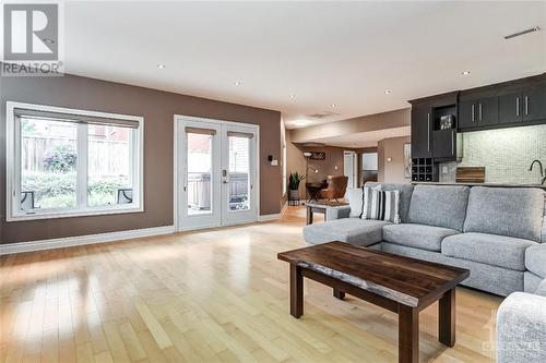 1025 Riddell Avenue S, Ottawa, ON - Indoor Photo Showing Living Room