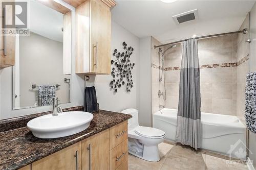 1025 Riddell Avenue S, Ottawa, ON - Indoor Photo Showing Bathroom