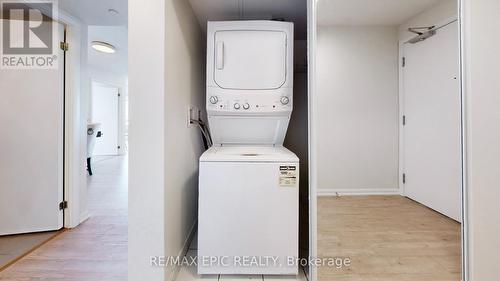 2207 - 830 Lawrence Avenue W, Toronto (Yorkdale-Glen Park), ON - Indoor Photo Showing Laundry Room