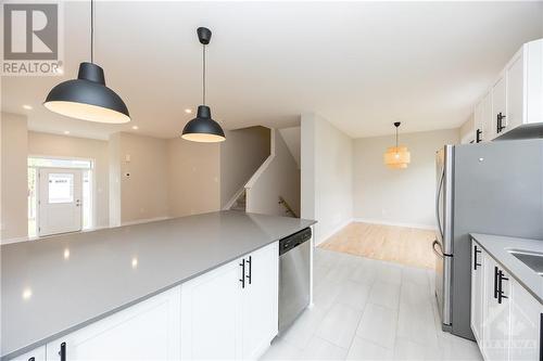 261 Surface Lane, Ottawa, ON - Indoor Photo Showing Kitchen With Upgraded Kitchen