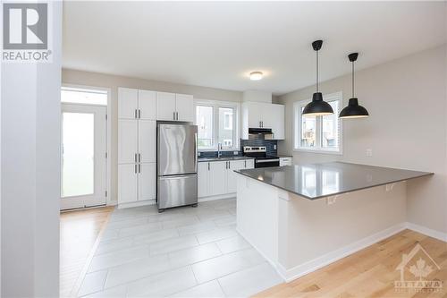 261 Surface Lane, Ottawa, ON - Indoor Photo Showing Kitchen With Stainless Steel Kitchen With Upgraded Kitchen