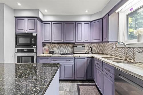 19 Minstrel Court, Hamilton, ON - Indoor Photo Showing Kitchen With Double Sink With Upgraded Kitchen