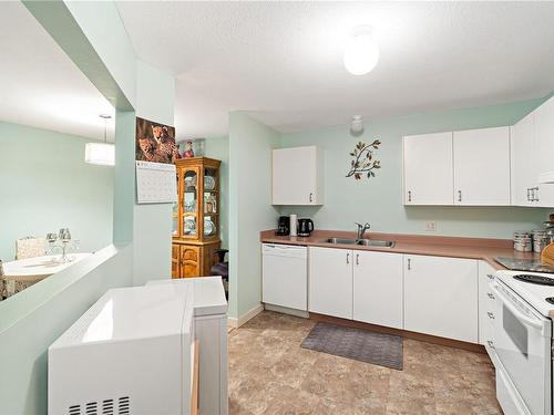 112-3185 Barons Rd, Nanaimo, BC - Indoor Photo Showing Kitchen With Double Sink