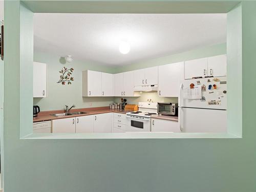 112-3185 Barons Rd, Nanaimo, BC - Indoor Photo Showing Kitchen With Double Sink