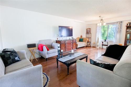 369 Nelles Road N, Grimsby, ON - Indoor Photo Showing Living Room