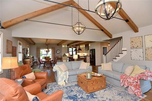 26 Corbett Avenue, St. Catharines, ON - Indoor Photo Showing Living Room