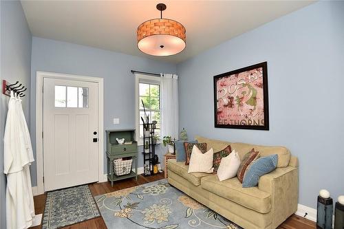 26 Corbett Avenue, St. Catharines, ON - Indoor Photo Showing Living Room