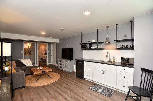 26 Corbett Avenue, St. Catharines, ON - Indoor Photo Showing Living Room