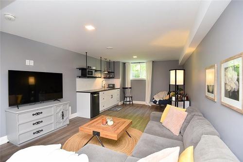 26 Corbett Avenue, St. Catharines, ON - Indoor Photo Showing Living Room