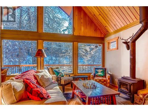 2122 Panorama Drive, Panorama, BC - Indoor Photo Showing Living Room