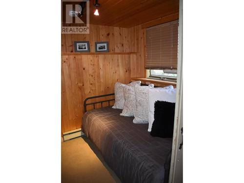 2122 Panorama Drive, Panorama, BC - Indoor Photo Showing Bedroom