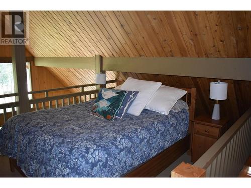 2122 Panorama Drive, Panorama, BC - Indoor Photo Showing Bedroom