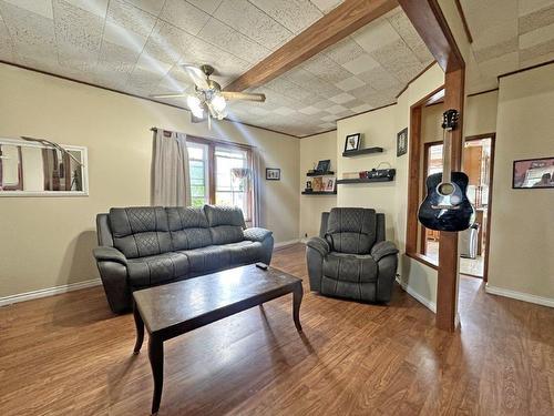 169 Bell Street, Nipigon, ON - Indoor Photo Showing Living Room