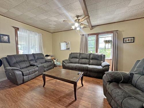 169 Bell Street, Nipigon, ON - Indoor Photo Showing Living Room