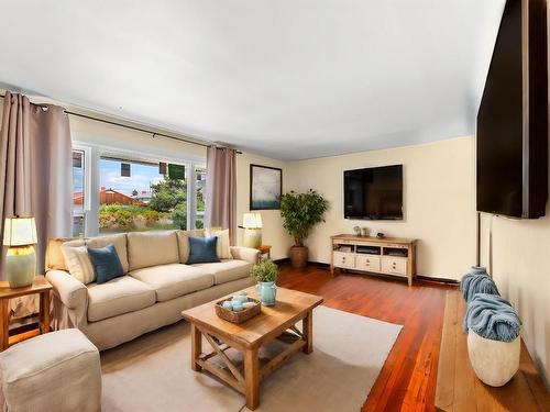 1011 Surrey Ave, Kamloops, BC - Indoor Photo Showing Living Room