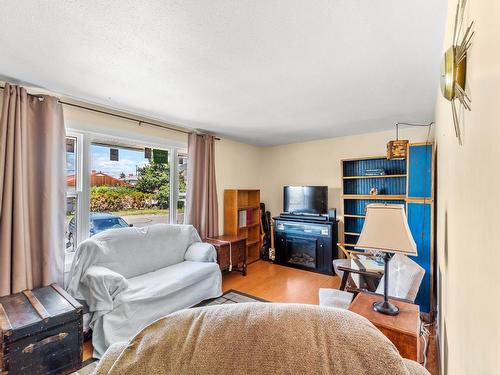 1011 Surrey Ave, Kamloops, BC - Indoor Photo Showing Living Room With Fireplace