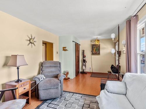 1011 Surrey Ave, Kamloops, BC - Indoor Photo Showing Living Room