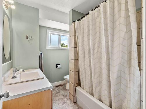 1011 Surrey Ave, Kamloops, BC - Indoor Photo Showing Bathroom