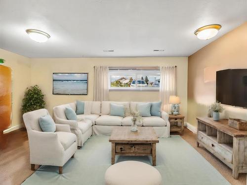 1011 Surrey Ave, Kamloops, BC - Indoor Photo Showing Living Room