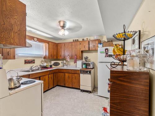 1011 Surrey Ave, Kamloops, BC - Indoor Photo Showing Kitchen With Double Sink