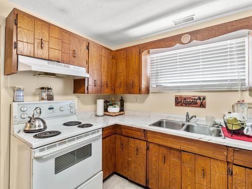 1011 Surrey Ave, Kamloops, BC - Indoor Photo Showing Kitchen With Double Sink