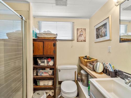 1011 Surrey Ave, Kamloops, BC - Indoor Photo Showing Bathroom