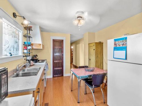 1011 Surrey Ave, Kamloops, BC - Indoor Photo Showing Kitchen With Double Sink