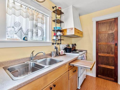 1011 Surrey Ave, Kamloops, BC - Indoor Photo Showing Kitchen With Double Sink