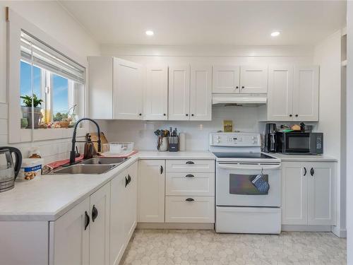 3717 Morgan Cres North, Port Alberni, BC - Indoor Photo Showing Kitchen With Double Sink