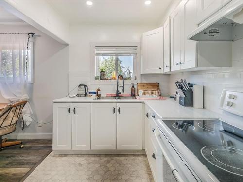 3717 Morgan Cres North, Port Alberni, BC - Indoor Photo Showing Kitchen With Double Sink