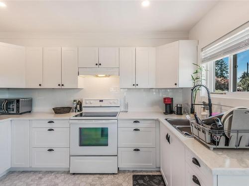 3717 Morgan Cres North, Port Alberni, BC - Indoor Photo Showing Kitchen With Double Sink