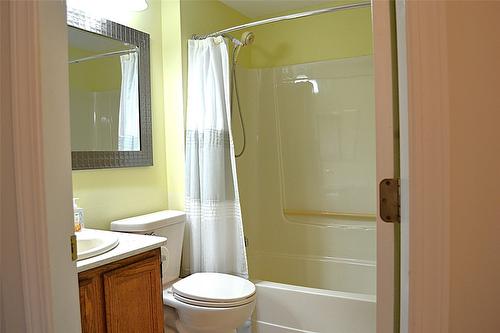 204-1170 Brookside Avenue, Kelowna, BC - Indoor Photo Showing Bathroom