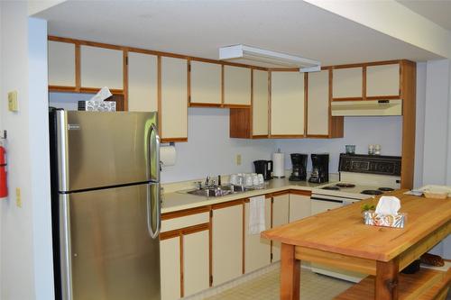 204-1170 Brookside Avenue, Kelowna, BC - Indoor Photo Showing Kitchen With Double Sink