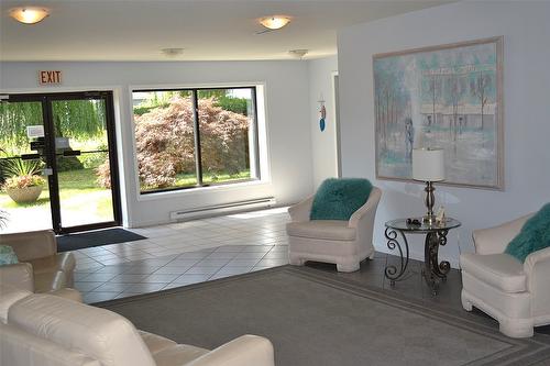 204-1170 Brookside Avenue, Kelowna, BC - Indoor Photo Showing Living Room