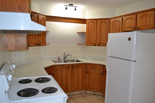 204-1170 Brookside Avenue, Kelowna, BC - Indoor Photo Showing Kitchen With Double Sink