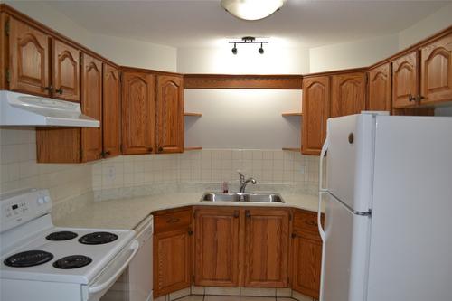 204-1170 Brookside Avenue, Kelowna, BC - Indoor Photo Showing Kitchen With Double Sink