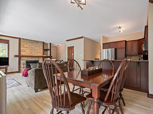 Dining room - 10-300 Rue Du Mont-Plaisant, Mont-Tremblant, QC - Indoor Photo Showing Dining Room With Fireplace