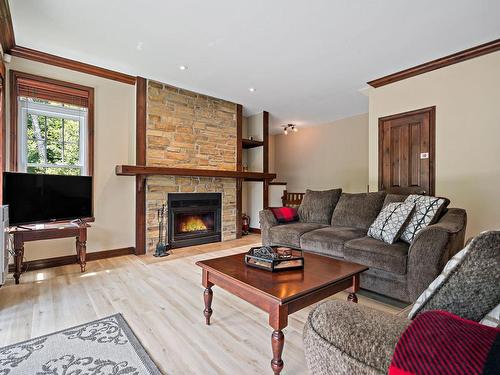 Living room - 10-300 Rue Du Mont-Plaisant, Mont-Tremblant, QC - Indoor Photo Showing Living Room With Fireplace