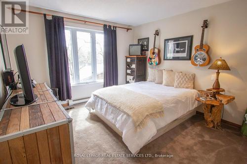 91 Riverside Drive, Kawartha Lakes (Bobcaygeon), ON - Indoor Photo Showing Bedroom