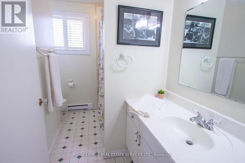 91 Riverside Drive, Kawartha Lakes (Bobcaygeon), ON - Indoor Photo Showing Bathroom