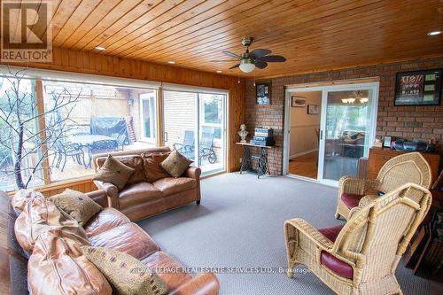 91 Riverside Drive, Kawartha Lakes (Bobcaygeon), ON - Indoor Photo Showing Living Room