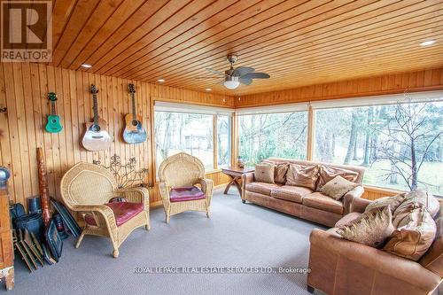 91 Riverside Drive, Kawartha Lakes (Bobcaygeon), ON - Indoor Photo Showing Living Room