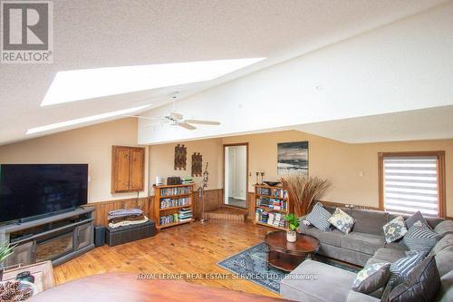 91 Riverside Drive, Kawartha Lakes (Bobcaygeon), ON - Indoor Photo Showing Living Room