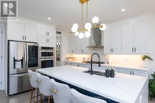 32 Paddington Grove, Barrie, ON - Indoor Photo Showing Kitchen With Double Sink With Upgraded Kitchen