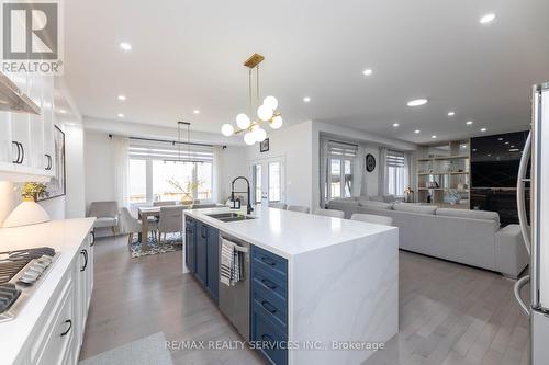 32 Paddington Grove, Barrie, ON - Indoor Photo Showing Kitchen With Double Sink With Upgraded Kitchen