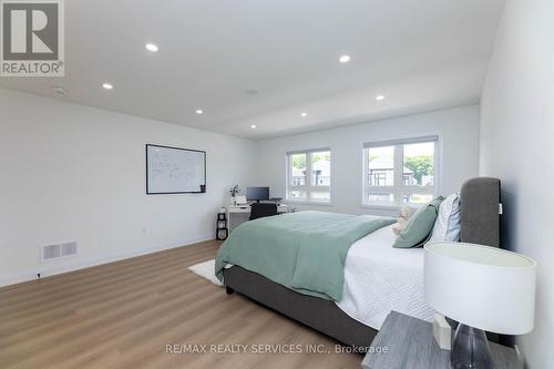 32 Paddington Grove, Barrie, ON - Indoor Photo Showing Bedroom