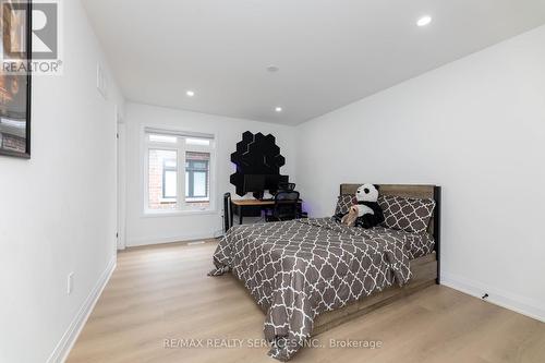 32 Paddington Grove, Barrie, ON - Indoor Photo Showing Bedroom