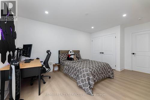 32 Paddington Grove, Barrie, ON - Indoor Photo Showing Bedroom